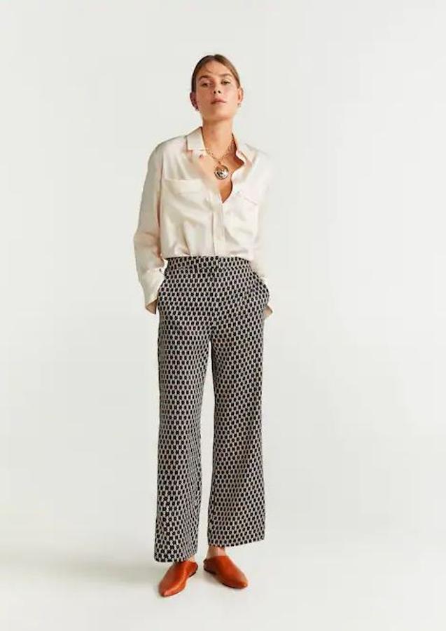 Con estampado de cadenas, en un tejido de seda gruesa, de Mango (29,99 euros).