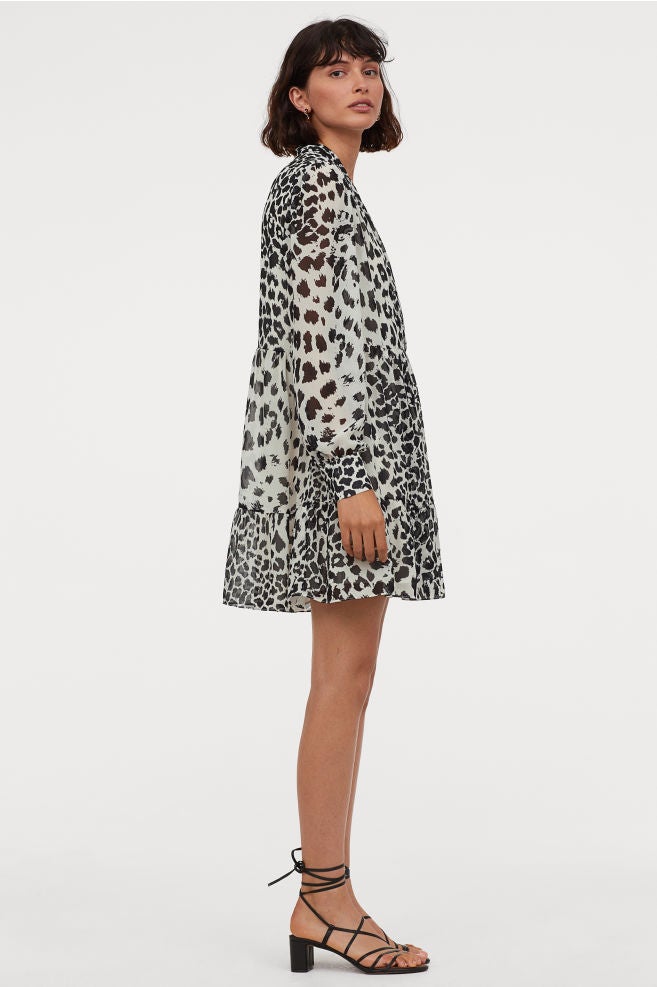 Vestido mini de seda con estampado de leopardo blanco y negro. (39,99 euros).