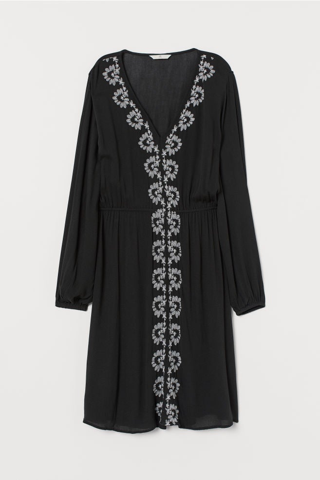 Vestido negro con escote a pico y bordados blancos. (39,99 euros).
