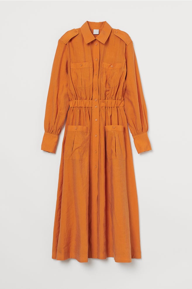 Vestido camisero en tono naranja. (59,99 euros).