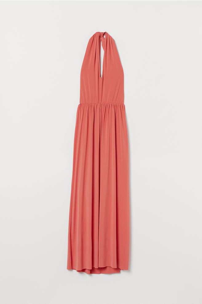 Vestido largo con cuello halter y escote infinito en la espalda. (44,99 euros).