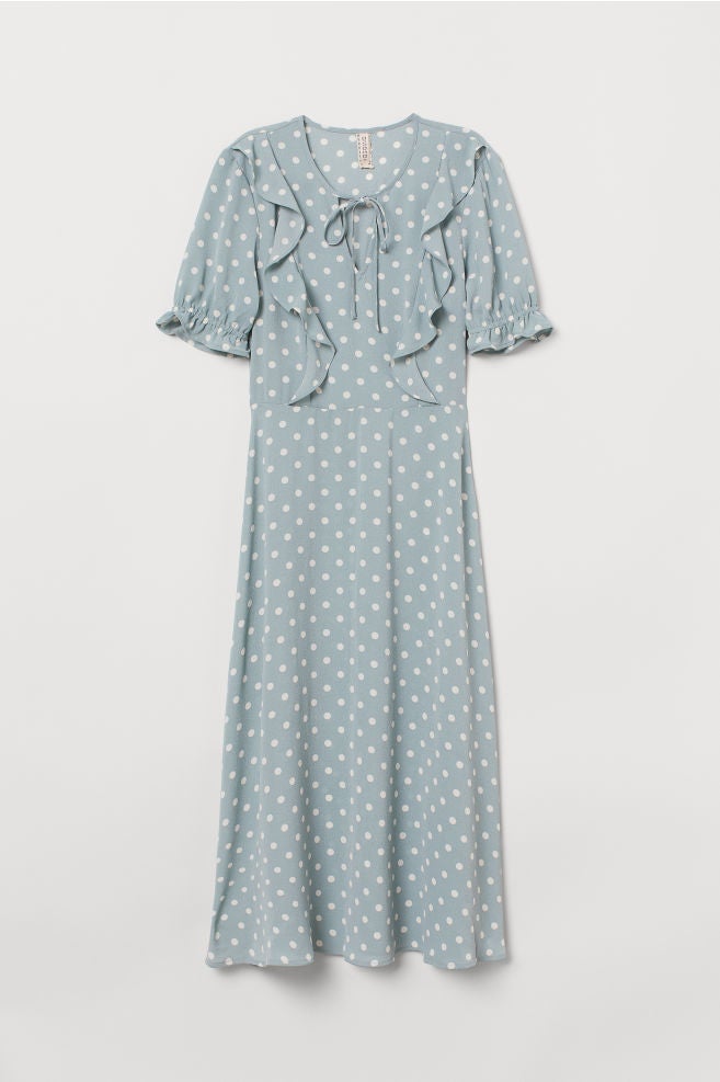 ¡El estampado de lunares no ha muerto! Ficha este vestido midi de H&M y luce tipazo. (34,99 euros).