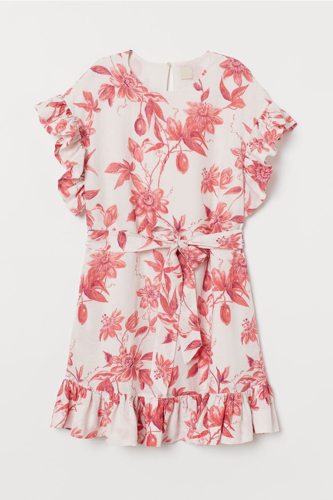 Minivestido con estampado de flores y volantes en las mangas y en el bajo. (49,99 euros).