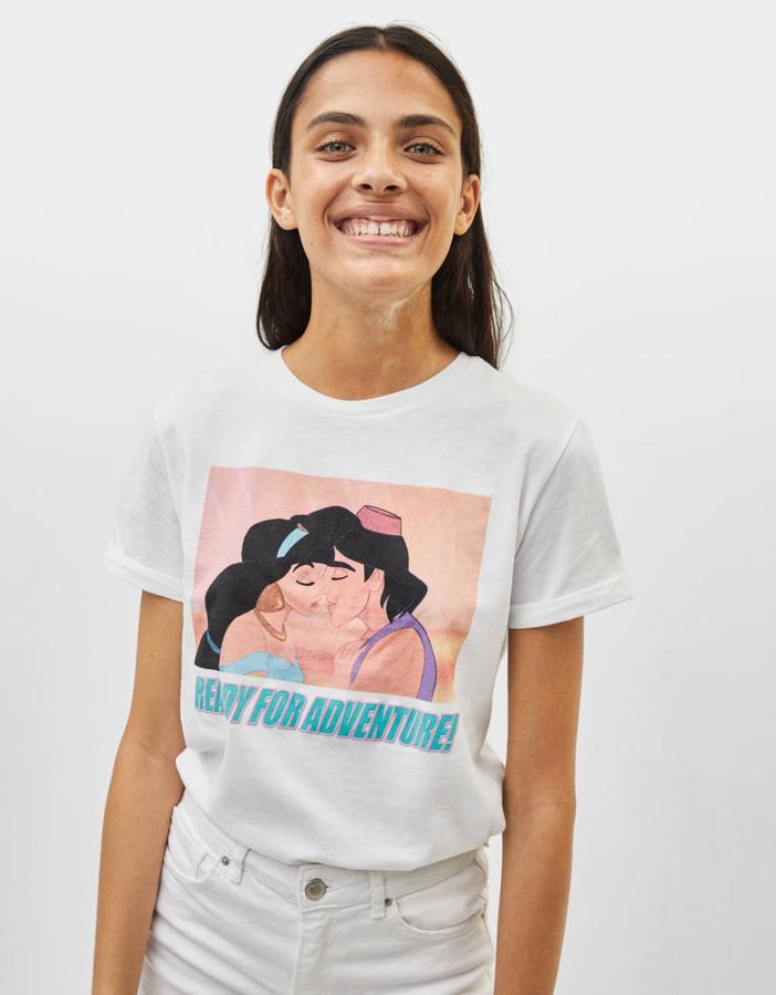Las  camisetas de Disney  van a seguir siendo uno de los must este otoño y Bershka ya ha rebajado algunas como esta de Aladdín a 9,09 euros.