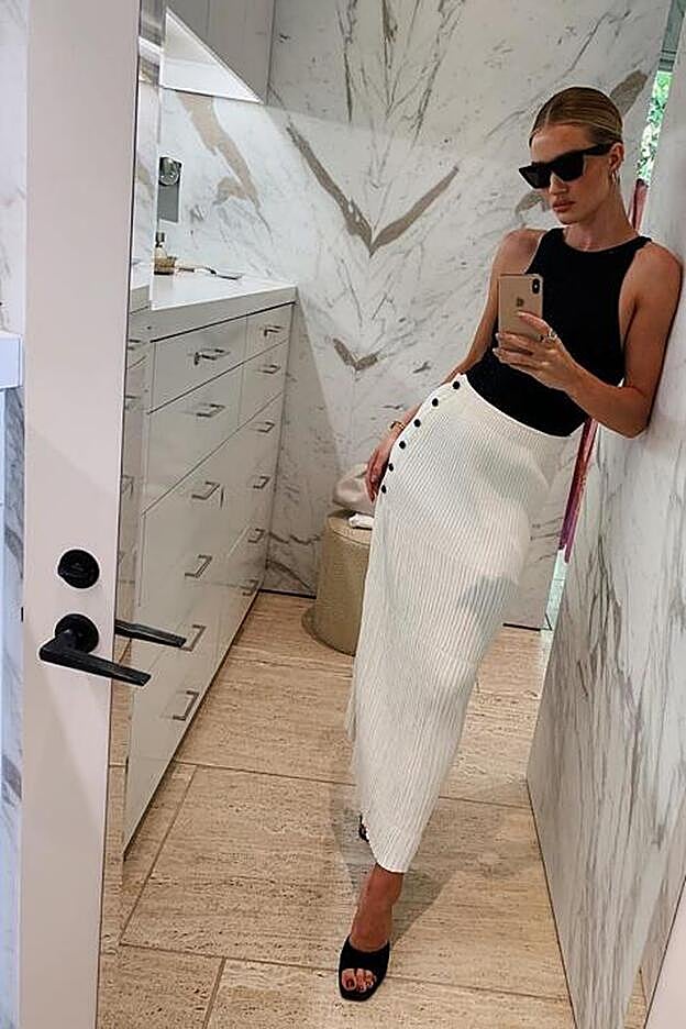 Rosie Huntington-Whiteley con body de la nueva colección de Zara en color negro. La modelo lo tiene en tres colores: negro, blanco y rosa empolvado.