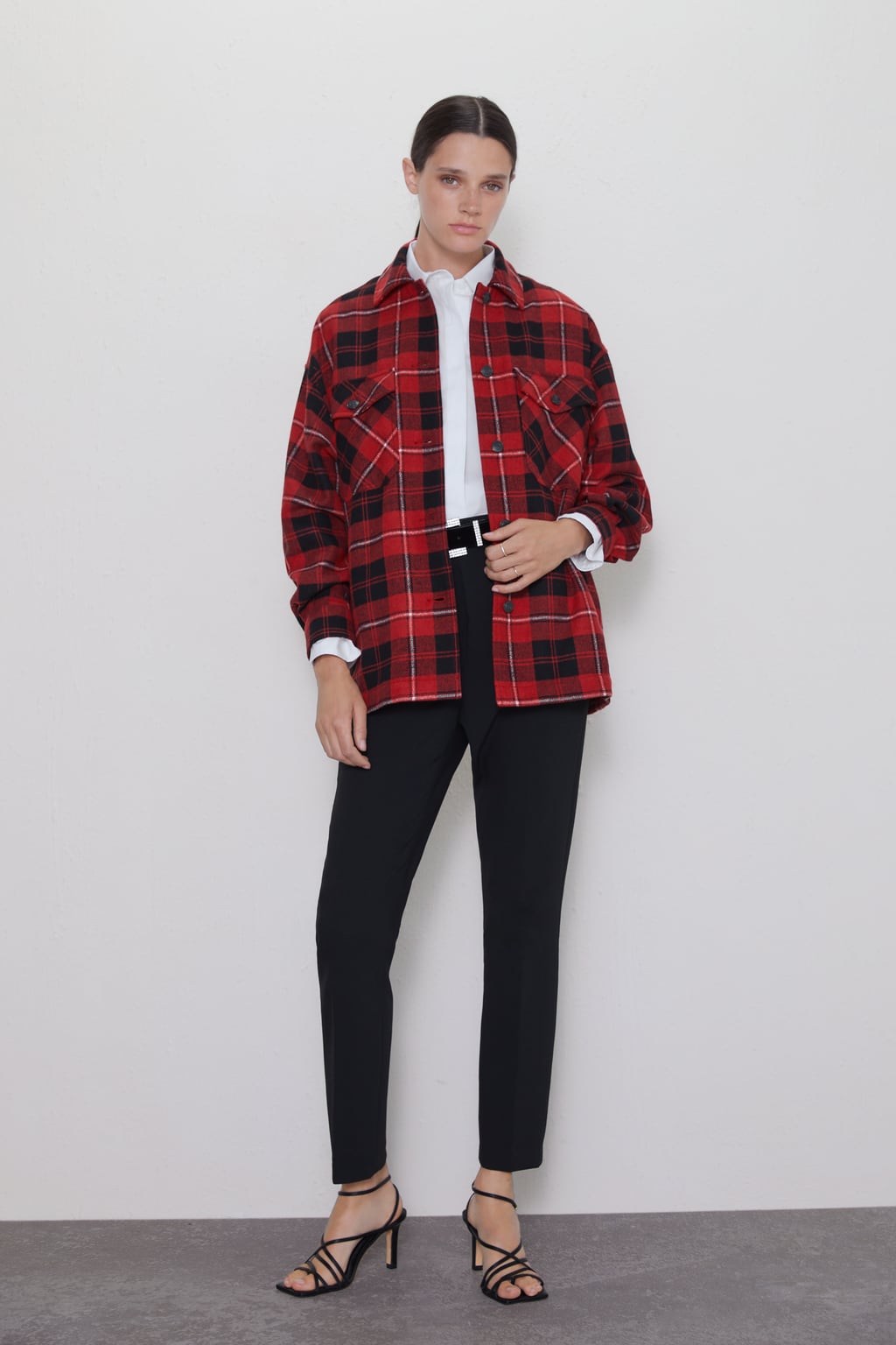 Sobrecamisa de cuadros roja y negra. Zara propone combinarla hasta con sandalias de tacón ¡Todo un acierto! (39,95 euros).