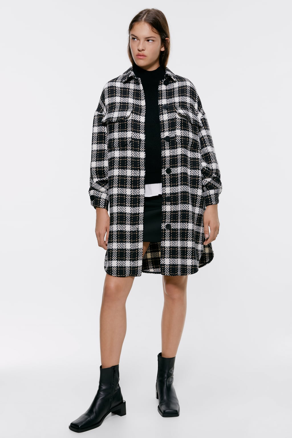 Sobrecamiza oversize de cuadros blancos y negros. ¡Qué bien sienta con botines! (49,95 euros).