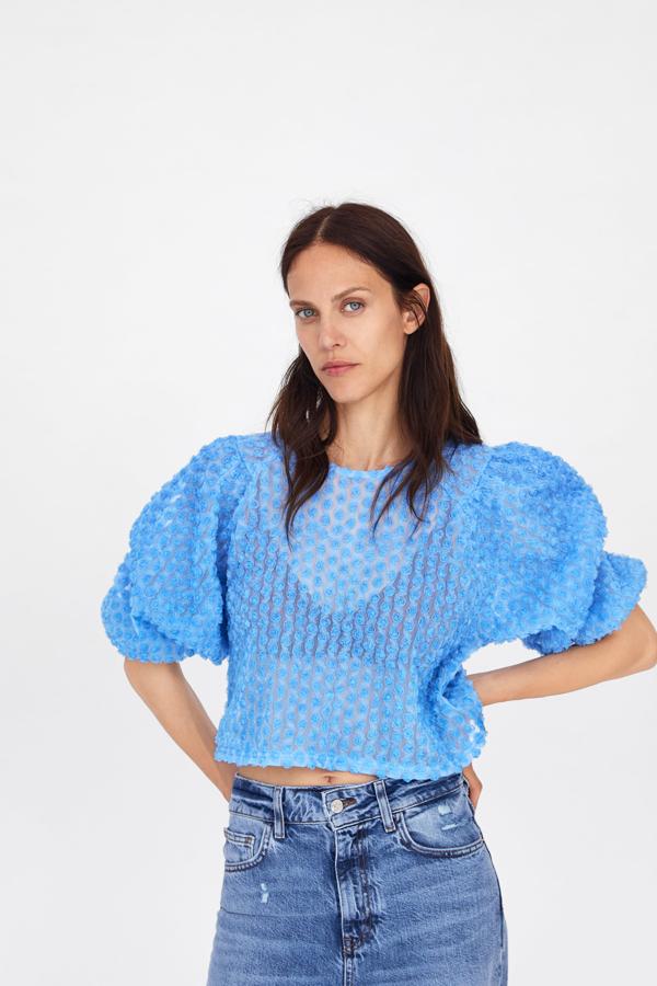 Blusa de tul con aplicaciones de flores en volumen de la nueva colección de Zara (19,95 euros).