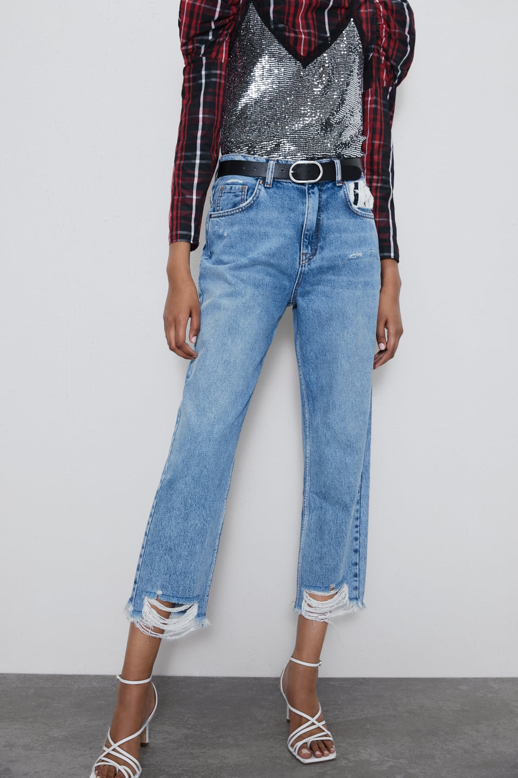 Los mom fit de Zara se han reinventado y esta versión con el bajo roto nos encanta. (29,95 euros).
