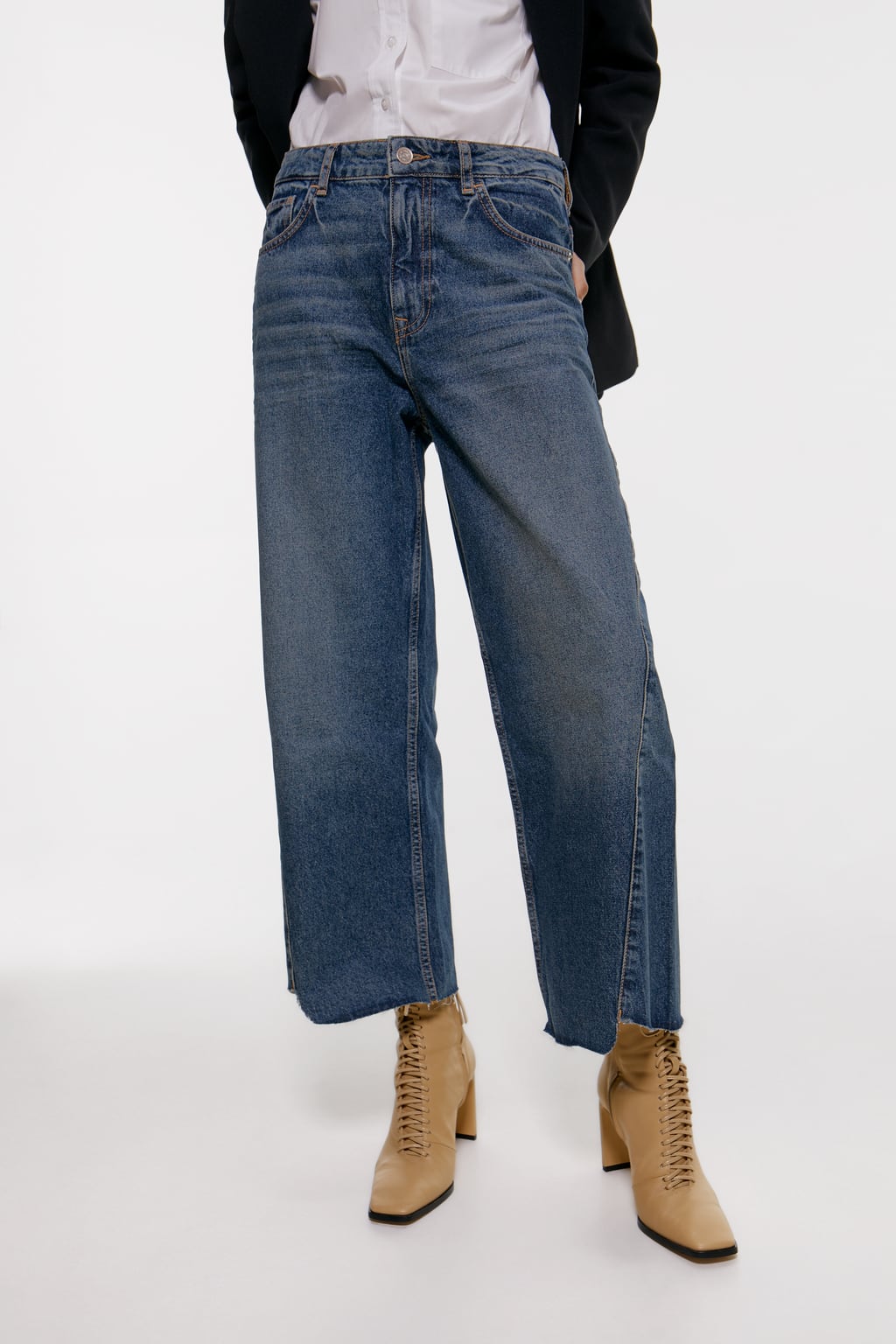 ¿Los quiere aún más cómodos? Ficha los culotte jeans wide leg de Zara. (25,95 euros).