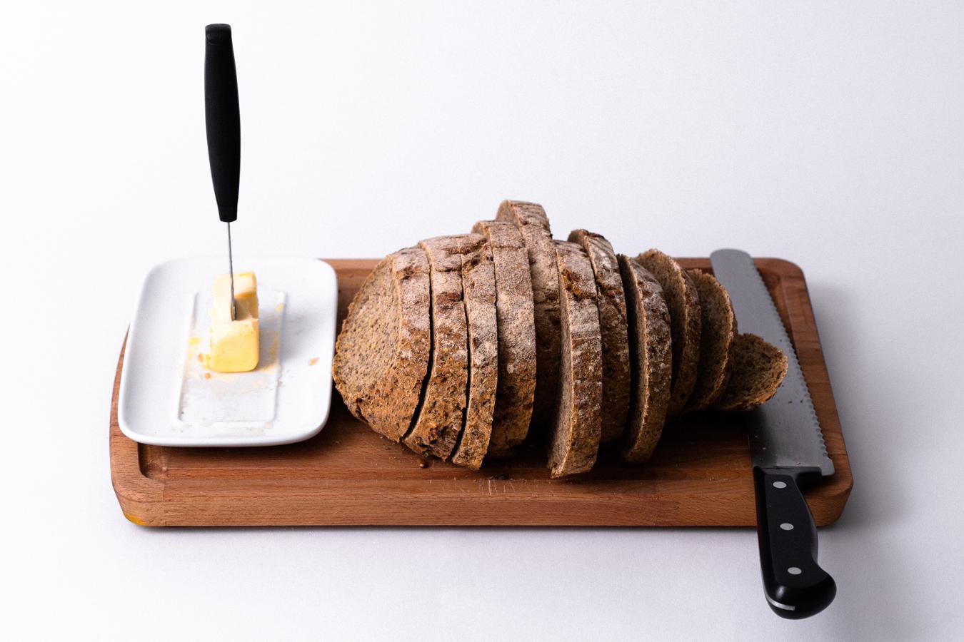 Siempre hemos pensado que la margarina era menos perjudicial que la mantequilla por valor su calórico, sin embargo, los ingredientes utilizados para este ungüento vegetal no son saludables.