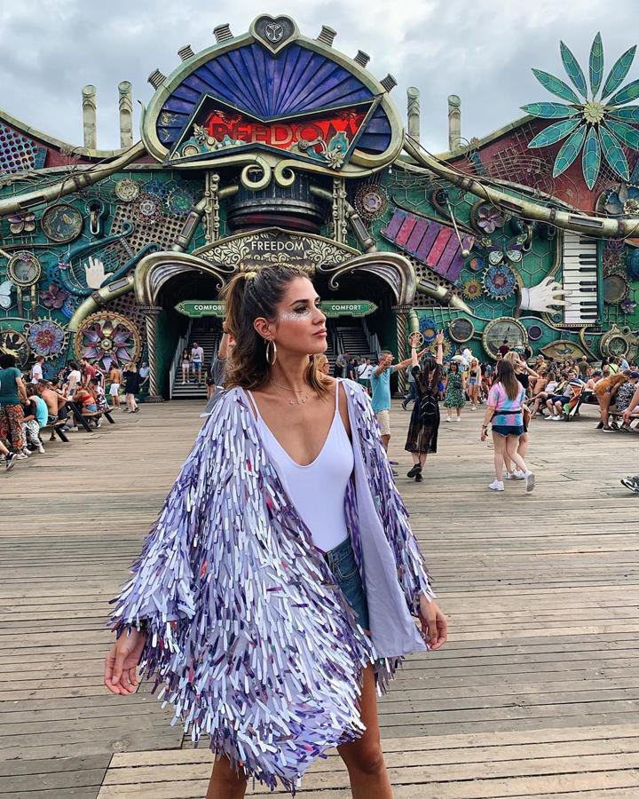 Mery Turiel tuvo la oportunidad de ir a Tomorrowland y lo hizo con un  maquillaje y peinado de fantasía  que complementó con este kimono de flecos brillantes de Asos.