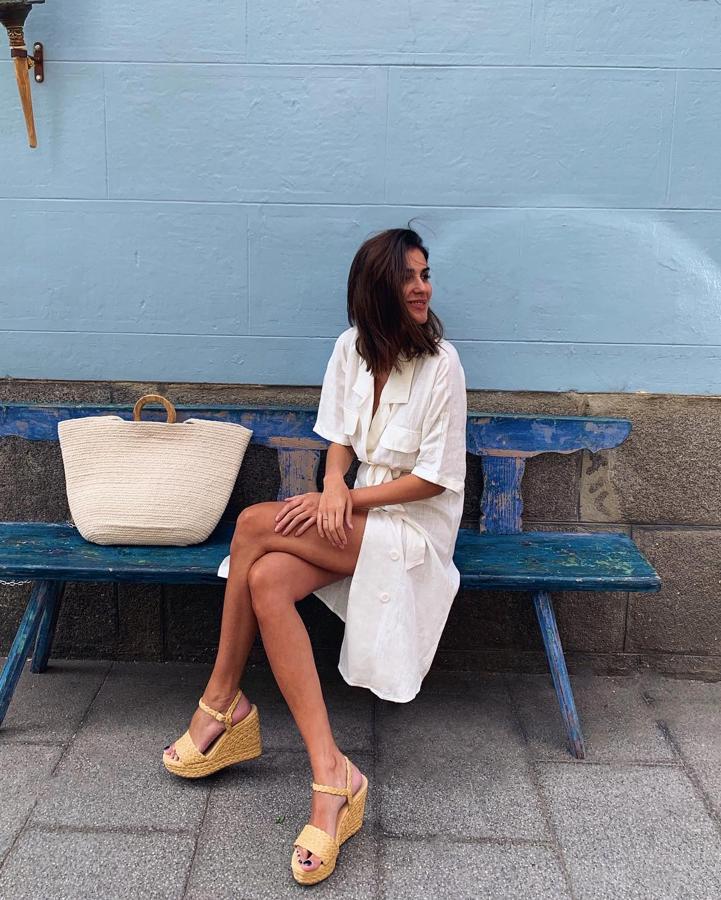 Un sí rotundo a este vestido camisero de Mango que Mery Turiel conjuntó con sandalias de cuñas.