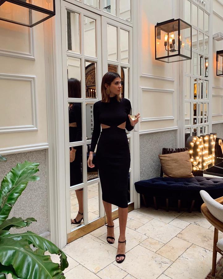 Mery Turiel descubrió este vestido de Zara. Un modelo midi entallado en color negro con aberturas en el costado. ¡Ideal!