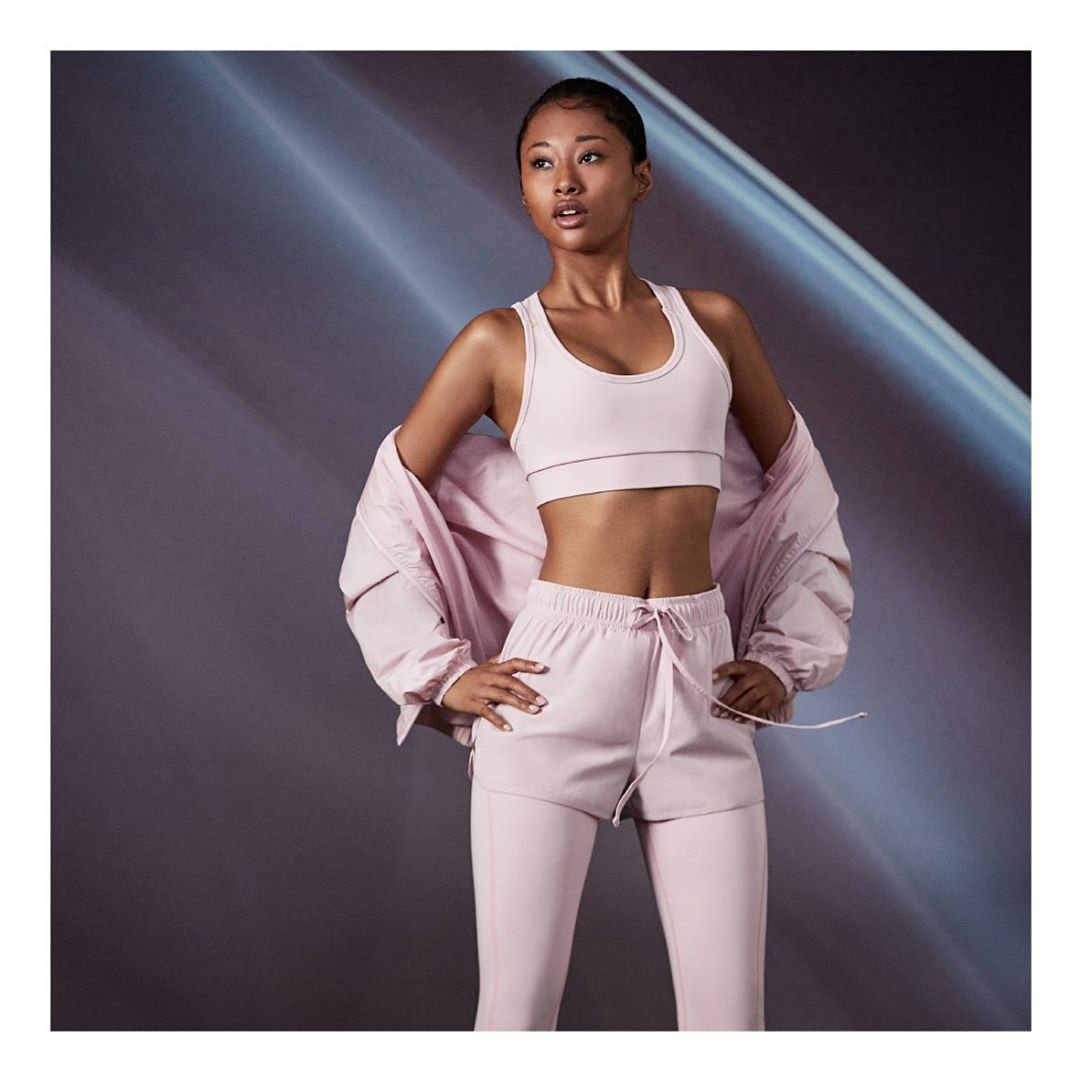 Bra básico: 5,99 euros. Shorts deportivos: 5,99 euros.Leggings deportivos: 7,99 euros. Chaqueta básica: 14.99 euros. Todo de Lefties.