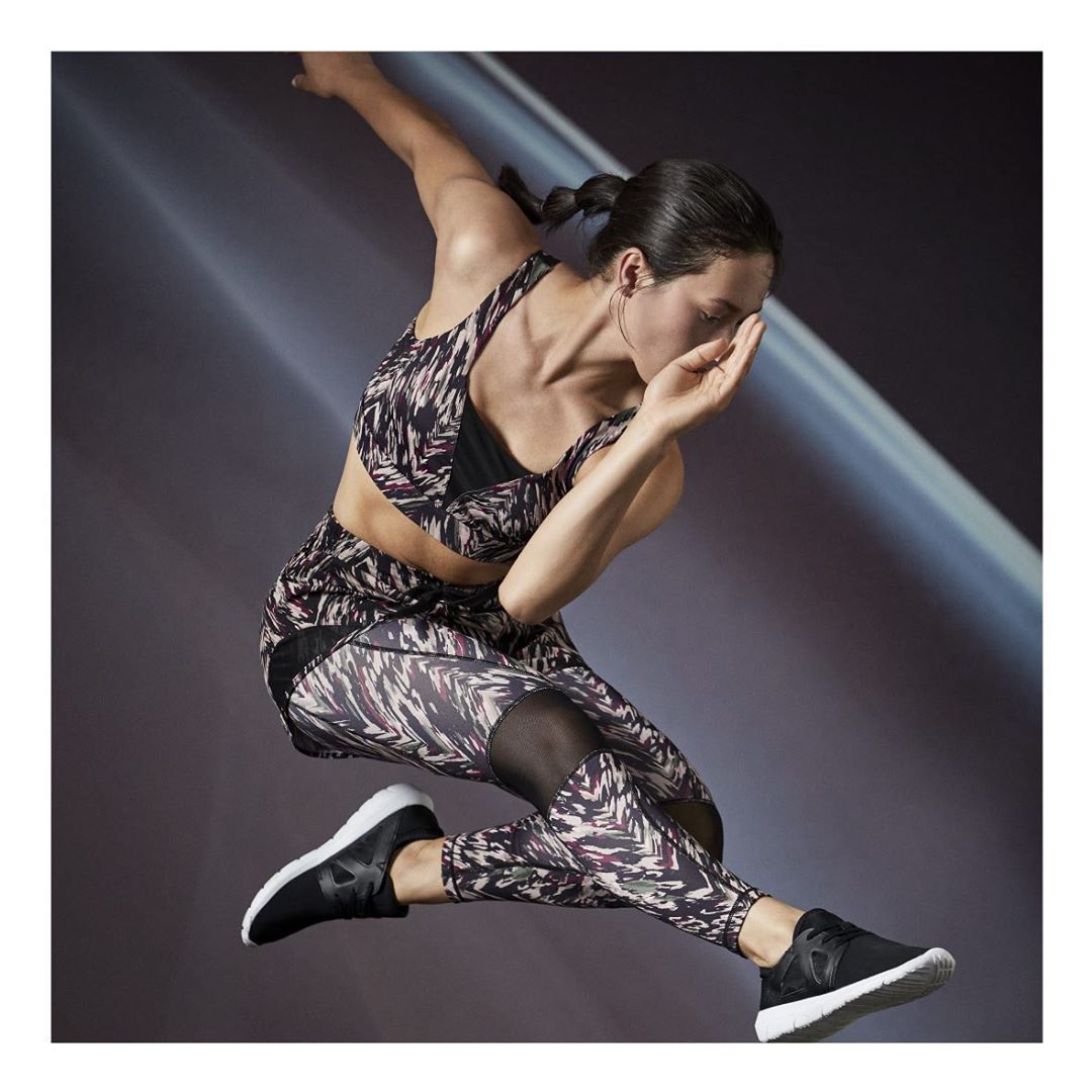 Bra Mes: 9,99 euros. Legging mesa: 15,95 euros. Sneakers disponibles desde 11 euros. Todo de Lefties.