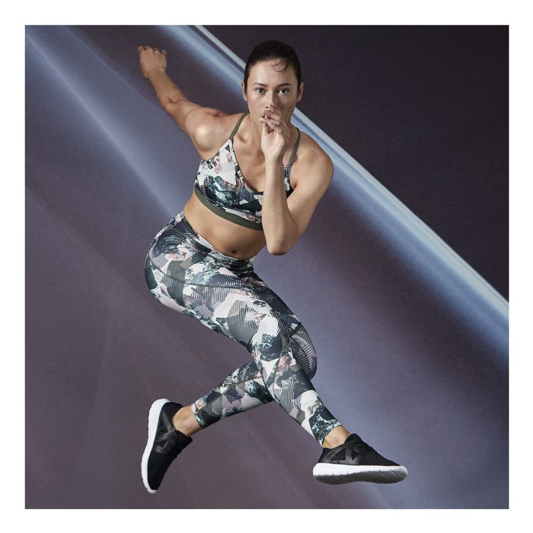 Bra de tirantes finos y estampado: 9,99 euros. Leggings con cintura cruzada: 12,99 euros. Sneakers disponibles desde 11 euros. Todo de Lefties.