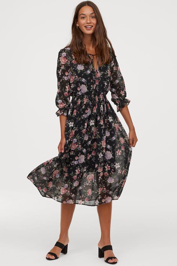 También con goma en la cintura, para estilizar la figura, este vestido de gasa es de la nueva colección de H&M (34,99 euros).