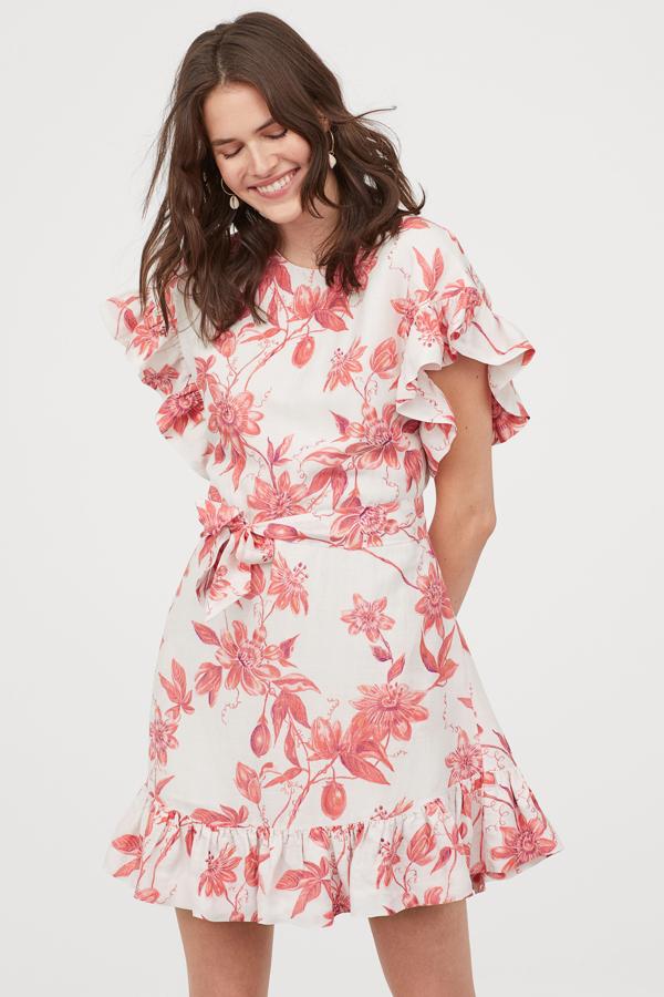 Vestido de lino con volantes en mangas y bajo, de H&M (49,99 euros).