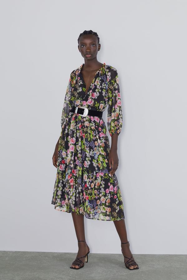 Es otoñal, sí, pero las flores tienen unos colores alegres donde los haya. Puedes llevarlo para el día suelto o para la noche con un cinturón de brillos, como proponen en Zara (49,95 euros).