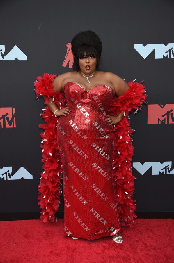 Lizzo, vestida de Moschino.