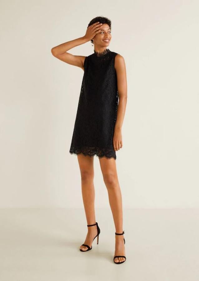 ¿Quieres ir sencilla pero chic? Este vestido corto con encaje es genial para combinar con una salón joya en una boda de mañana. En los complementos estará la clave. Cuesta 25,99 euros en Mango Outlet.