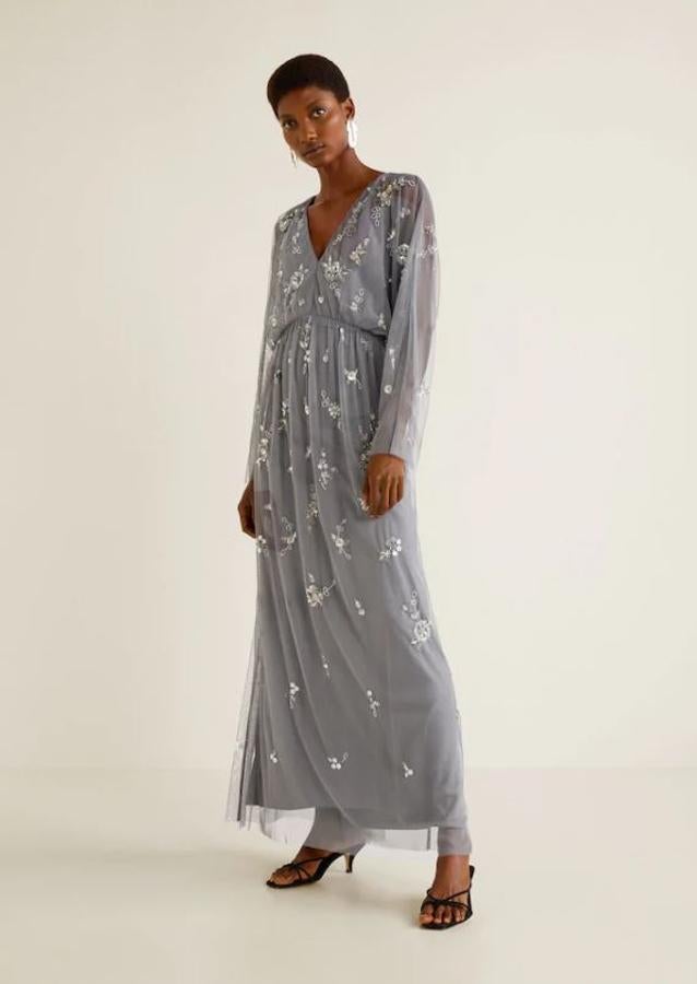 ¿Siempre fuiste la más romántica de tu grupo de amigos? Con este vestido triunfarás, sobre todo si la boda es de noche. Un 10. Cuesta 79,99 euros en Mango Outlet.
