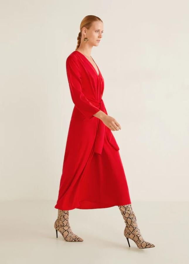 ¿Quieres ir sencilla pero vistosa? Un vestido rojo será la clave. Labio rojo y taconzo y lista para ser la mejor vestida. Cuesta 29,99 euros en Mango Outlet.