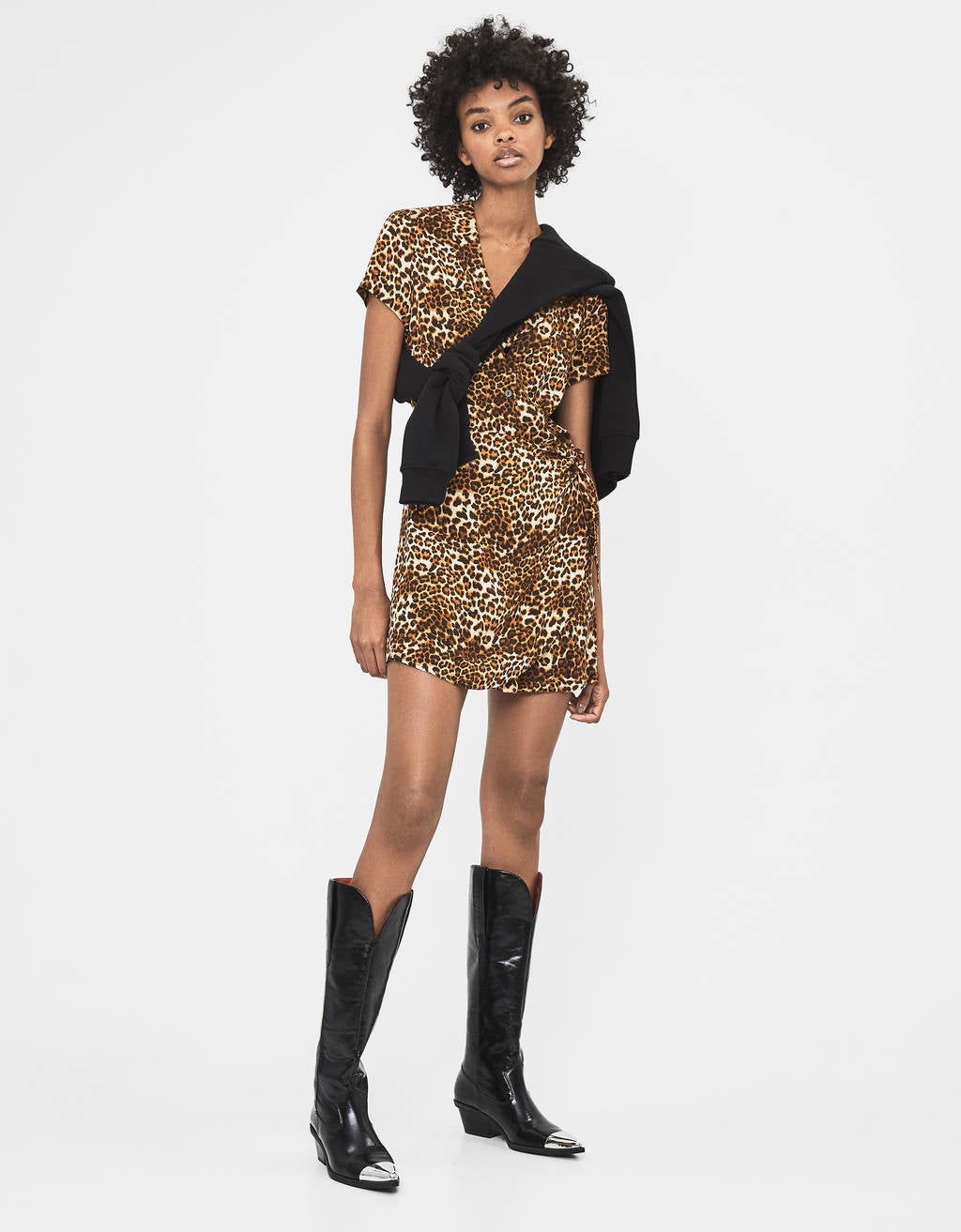 El leopardo ha vuelto. Será una de las tendencias del otoño/invierno y se va a llevar con botas. Ficha este vestido. (25,99 euros).