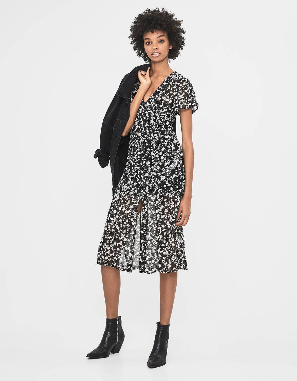 Vestido blanco y negro con estampado de flores. También disponible en tono mostaza. (25,99 euros).