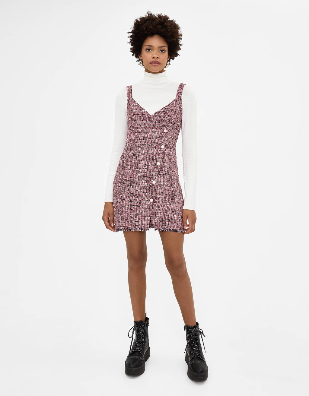 Vestido pata de gallo con botones cruzados. (25,99 euros).