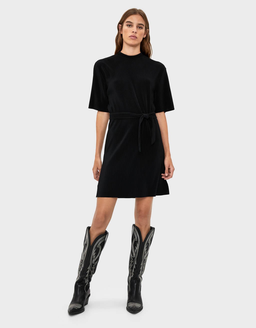Vestido plisado negro con cinturón. Un básico imprescindible y muy fácil de combinar. (17,99 euros).