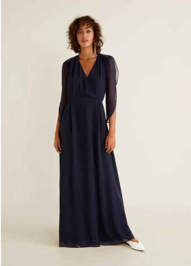 Este vestido de gasa azul marino con escote pico y manga abierta es ideal para una boda de tarde-noche. Cuesta 49,99 euros en Mango Outlet.