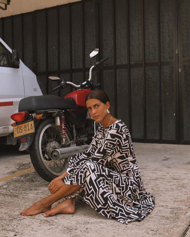 Muchas han sido las influencers que ya se han hecho con este vestido que es perfecto para el otoño. Una de ellas ha sido Claudia Gibello.