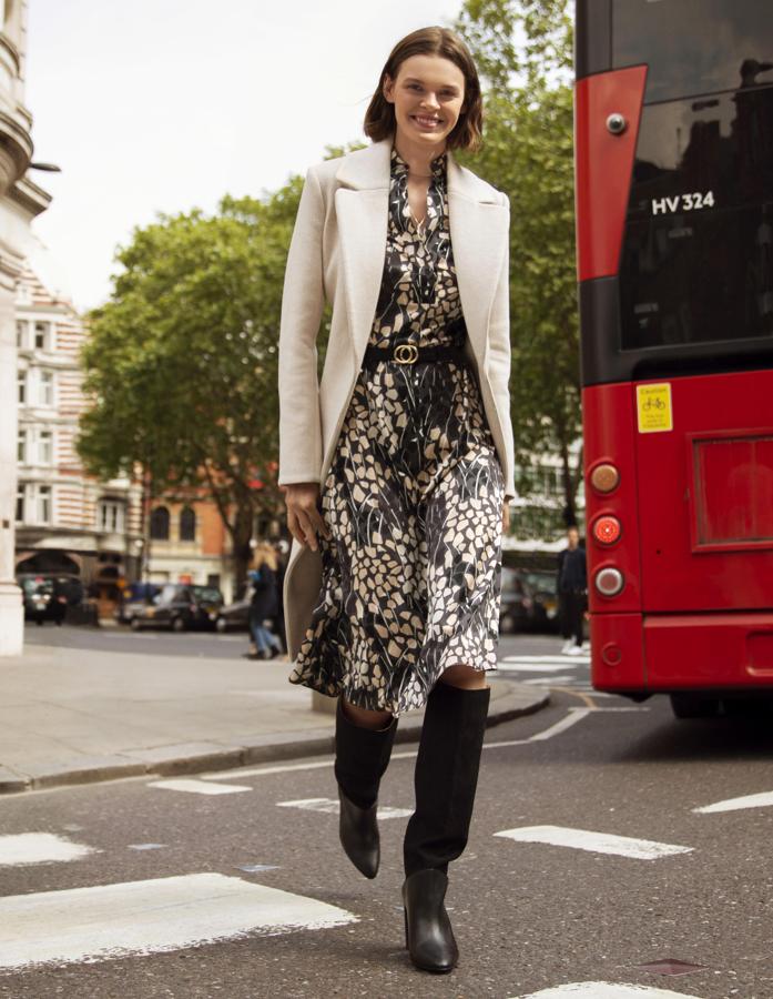 También hay otros estampados disponibles como este que puedes encontrar en un vestido satinado midi que cuesta 34,99 euros.