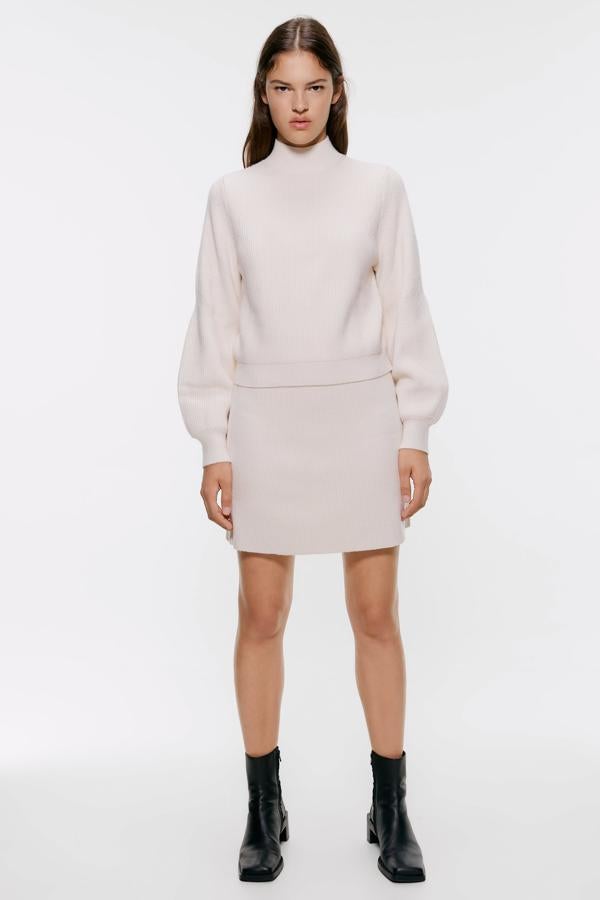 Para cuando bajen las temperaturas, lo mejor es apostar por una minifalda abrigadita. Esta forma parte de un conjunto de Zara y nos ha encantado (19,95 euros).