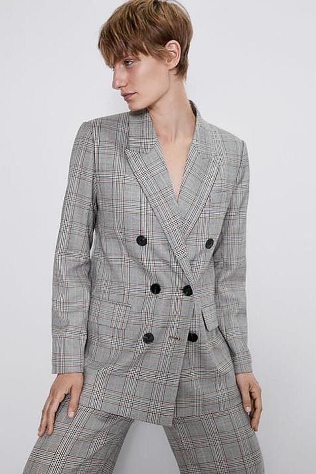 En Zara puedes encontrar una americana muy similar a la de Nuria Roca.