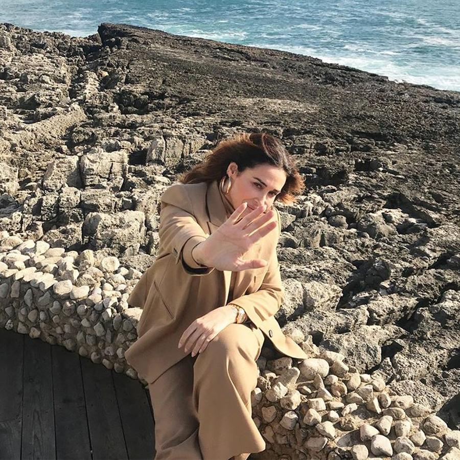 Esta imagen de Vicky Martín Berrocal demuestra que los trajes no son solo para eventos especiales, también lo son para un día de paseo con vistas al mar. Este traje de  Zara en color camel  es un 'must' de cualquier armario.
