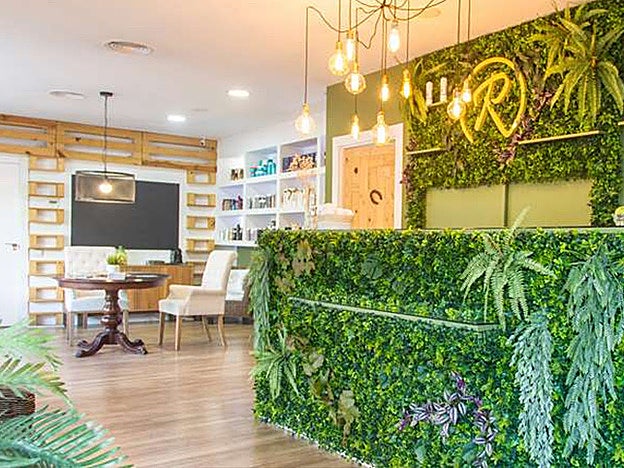 En el salón madrileño Rogelaine Lifestyle realizan tanto el tratamiento orgánico antiencrespamiento (desde 69 €) como la queratina orgánica sin formol (a partir de 300 €).