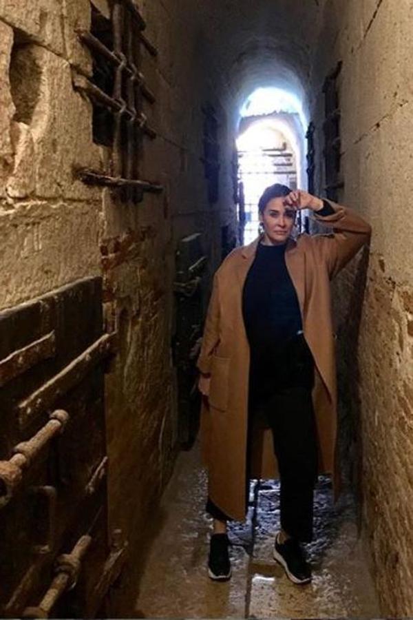 Este abrigo color camel, oversize con cinturón y bolsillos delanteros, es ideal para llevar durante muchos inviernos porque su corte clásico es atemporal.