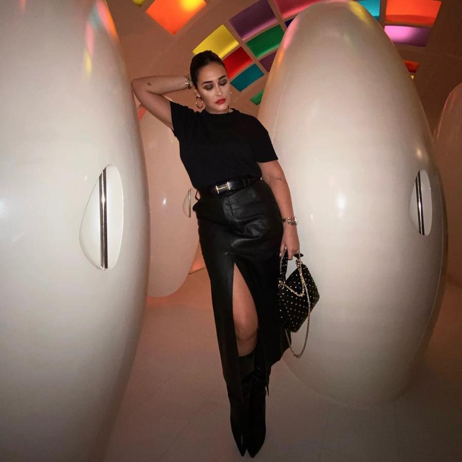 Vicky Martín Berrocal compartió e Instagram  uno de sus looks más sexys  protagonizados por una falda midi efecto piel de Zara con abertura.