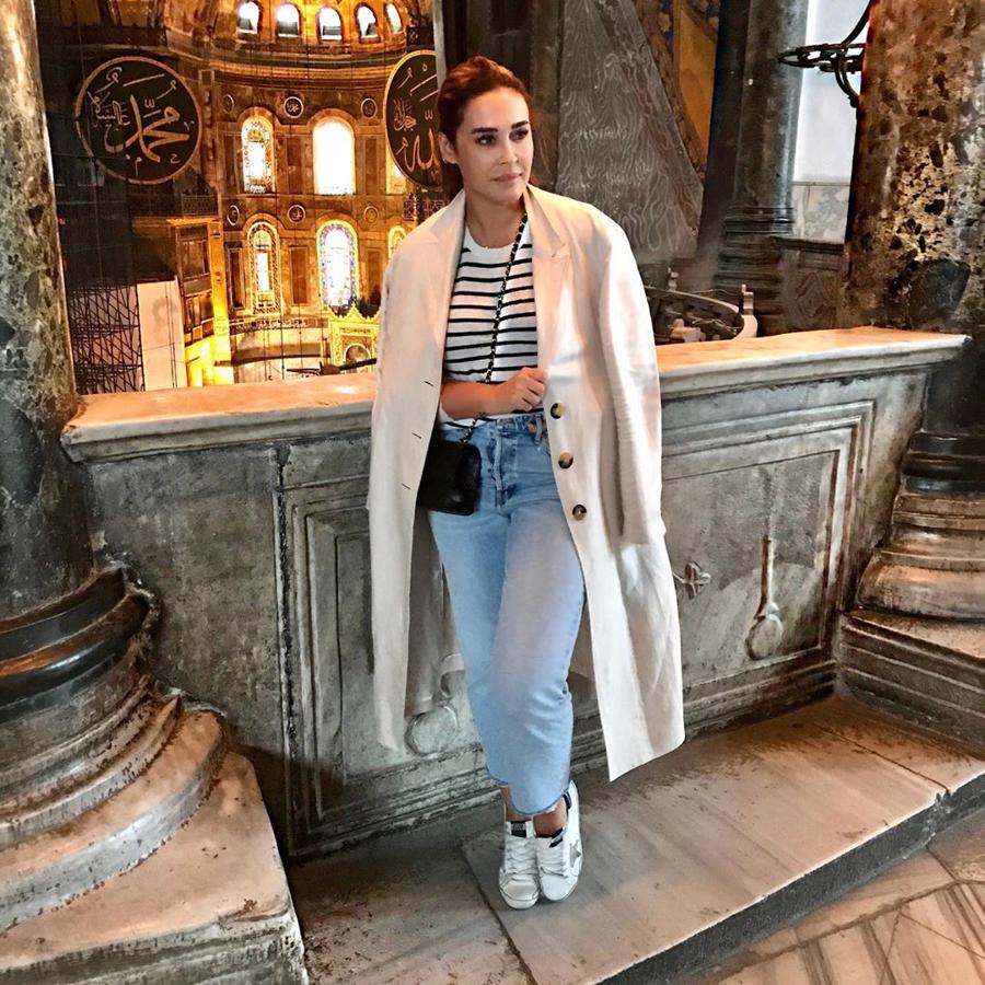 La diseñadora se ha dejado ver con  un modelo de Massimo Dutti  que nos ha cautivado por su sofisticación y versatilidad