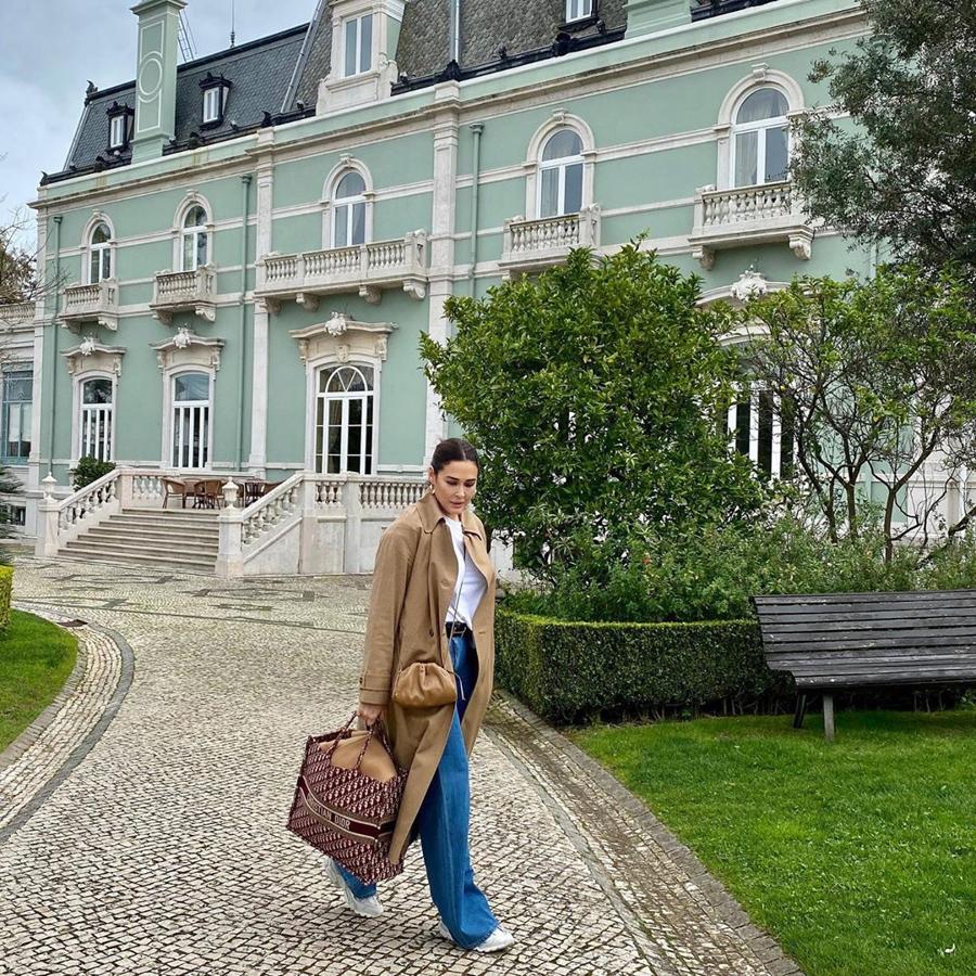 Muy a favor de esta propuesta para el entretiempo que hizo Vicky con  una gabardina de Mango , camiseta básica y vaqueros de corte 'flare'.