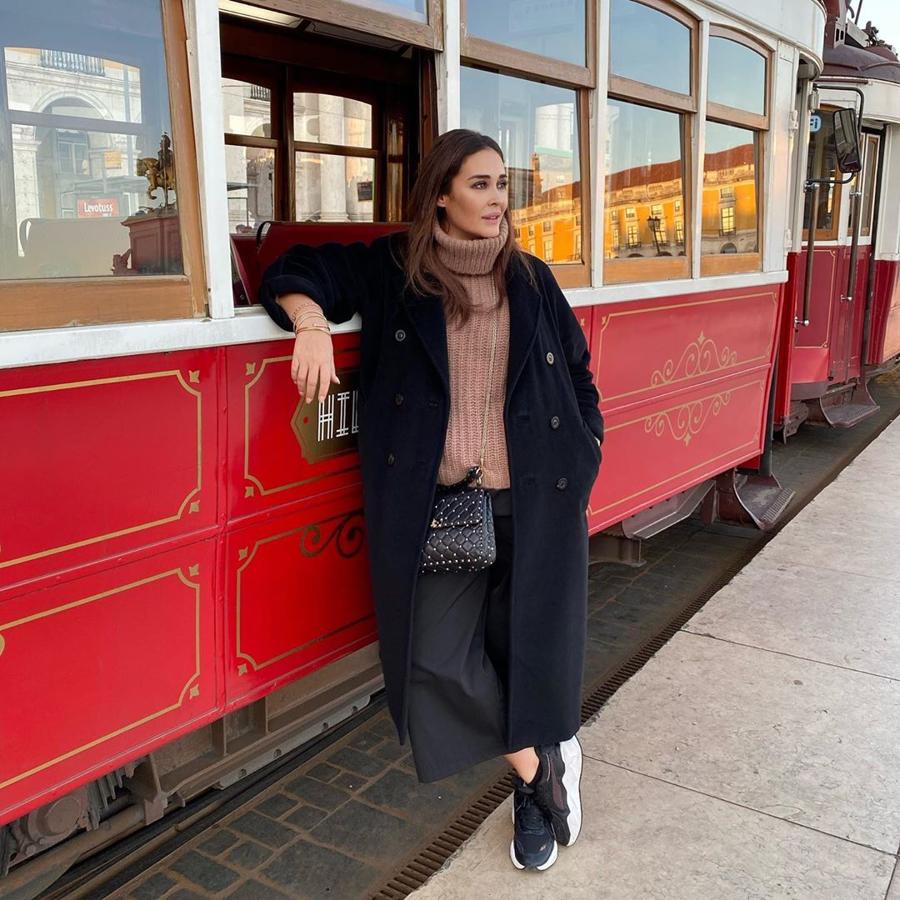 Para hacer turismo por Lisboa, Vicky escogió  este outfit cómo y calentito  formado por un abrigo de lana negro, jersey de cuello vuelto y pantalón culotte de Zara.