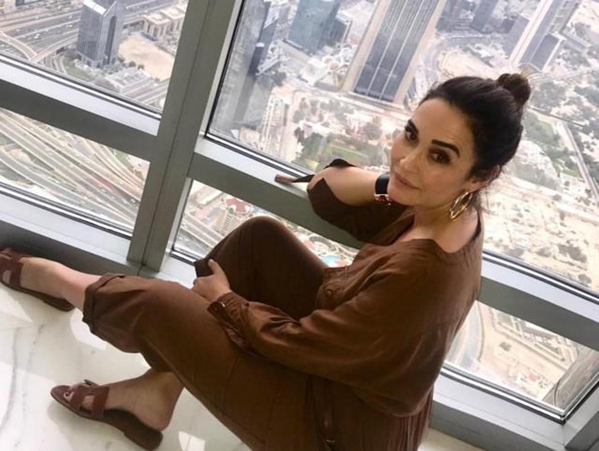Durante su viaje por Dubai y concretamente durante su visita al edificio más alto del mundo, el Burj Khalifa Vicky Martín Berrocal llevó este mono marrón ancho de Zara. El mono de manga larga ajustable, bolsillo frontal de plastrón con solapa, bolsillos laterales, escote en pico y cierre frontal con botones.