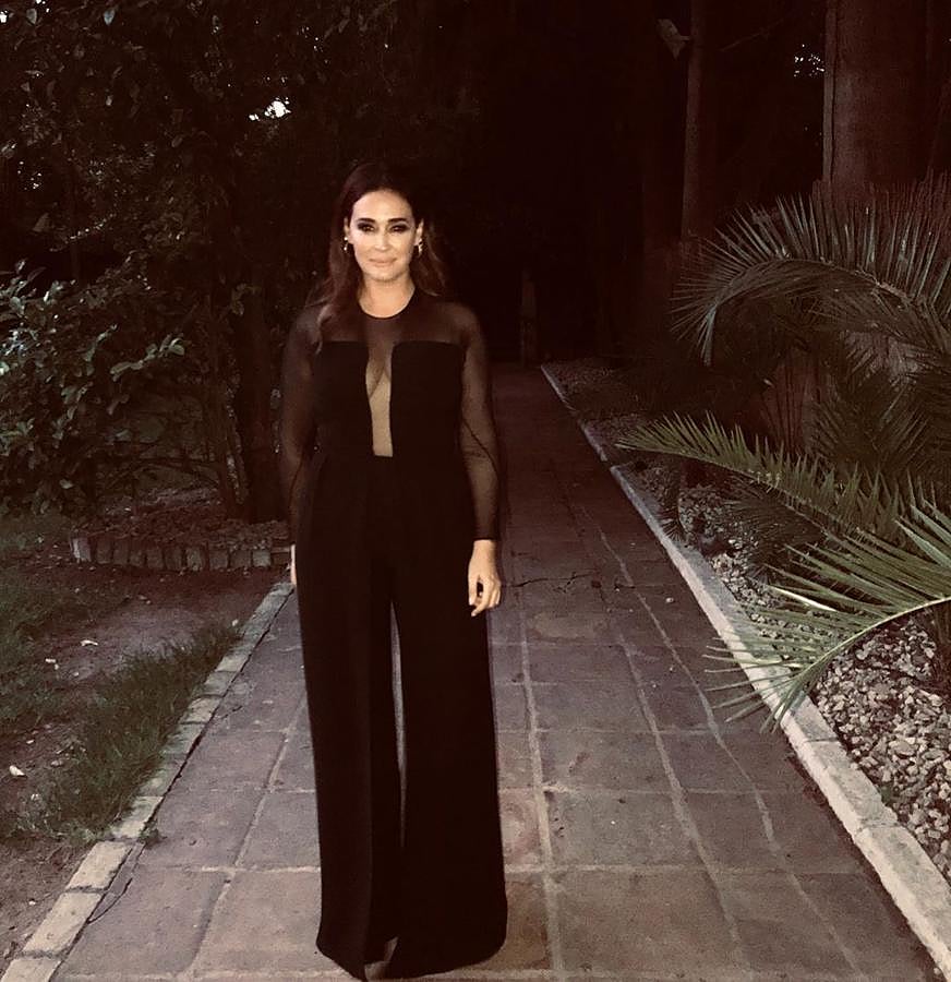 La diseñadora ha posado con un sensual diseño de su marca y nos ha dado una magistral lección de estilo, además de inspirar nuestro próximo look de invitada con un mono negro palazzo que hace tipazo, que te podrás poner en tus eventos durante todo el año y que, además, es más sexy que cualquier vestido. El escote y las mangas son de tul transparente, lo que aporta un toque sensual y muy sugerente. Además, la caída de sus pantalones, en crepe negro, es súper favorecedora, y consigue que nuestra silueta parezca mucho más estilizada.