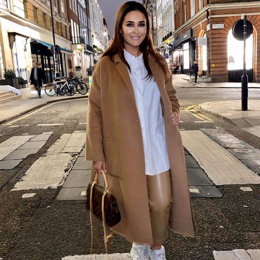 No sabemos si nos gusta más la camisa masculina,  los pantalones de efecto piel de Zara  o el abrigo de paño largo. Pero sin duda, este es otro de los looks que de Vicky que queremos.