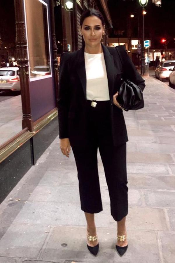 La diseñadora está encantada con el último lanzamiento de su firma de moda, Victoria. Un  traje de chaqueta negro  que ella ya ha estrenado y que se ha convertido en su look de fiesta favorito.