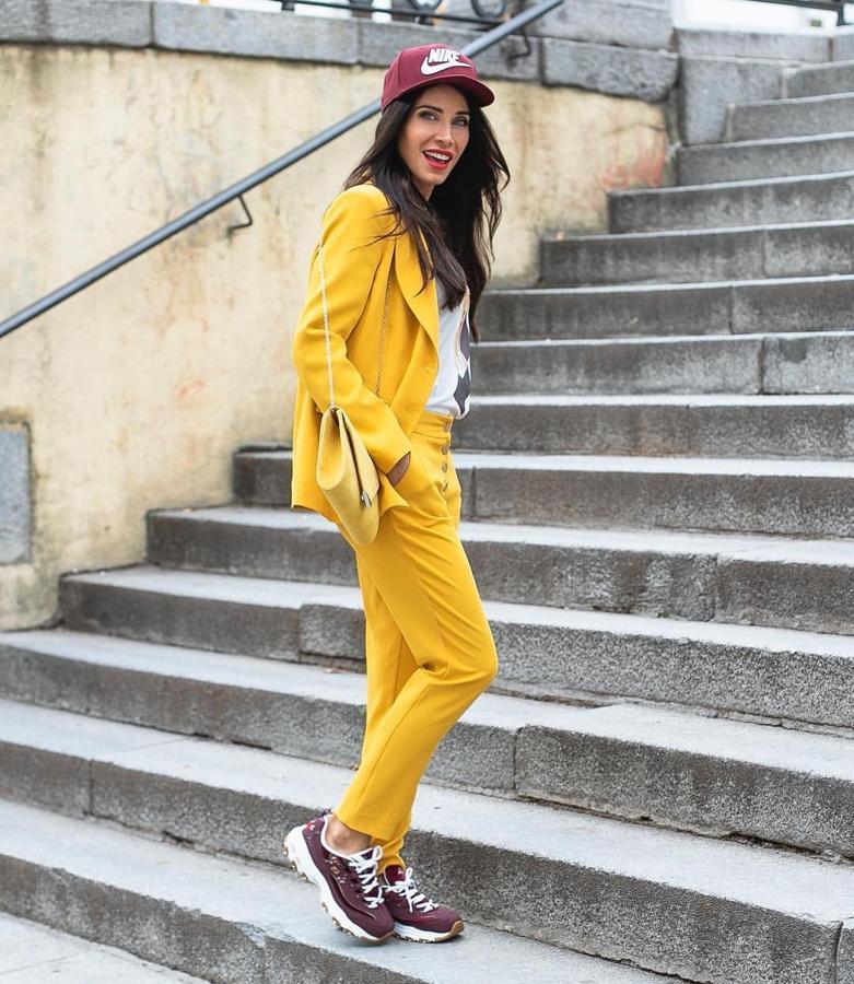 La presentadora supo conquistar a sus seguidores de Instagram con este   traje con chaqueta en tono amarillo , un diseño de la firma Sahoco, que ella decidió combinar con complementos en tonos granate.