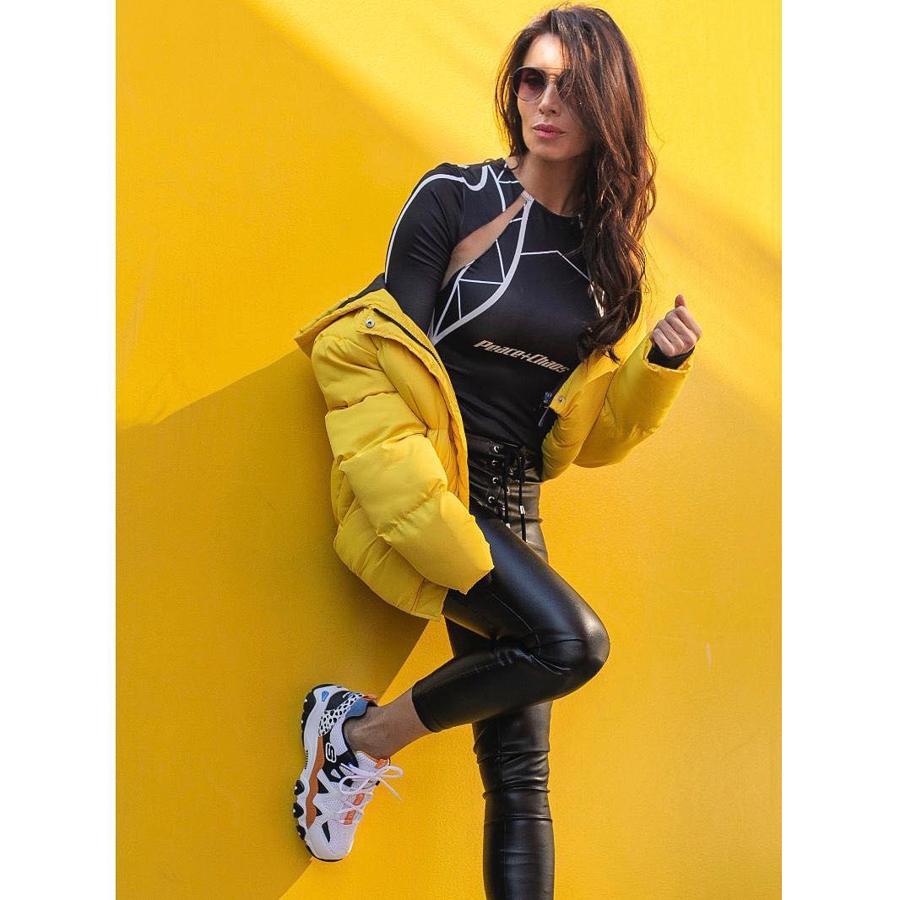 Este invierno Pilar Rubio se animó con un  plumífero amarillo  vivo de Brave Soul. Lo combinó con unos pantalones ajustados de polipiel y con un top de manga larga con detalle semitransparente, ambas prendas de 'Peace & Chaos'. En definitiva un 'look' muy cañero.